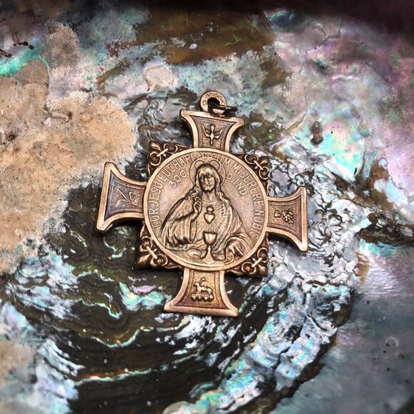 SUMMER SALE!  Antique - Sacred Heart of Jesus - Eucharist- Bronze Cross - Picture 1 of 5